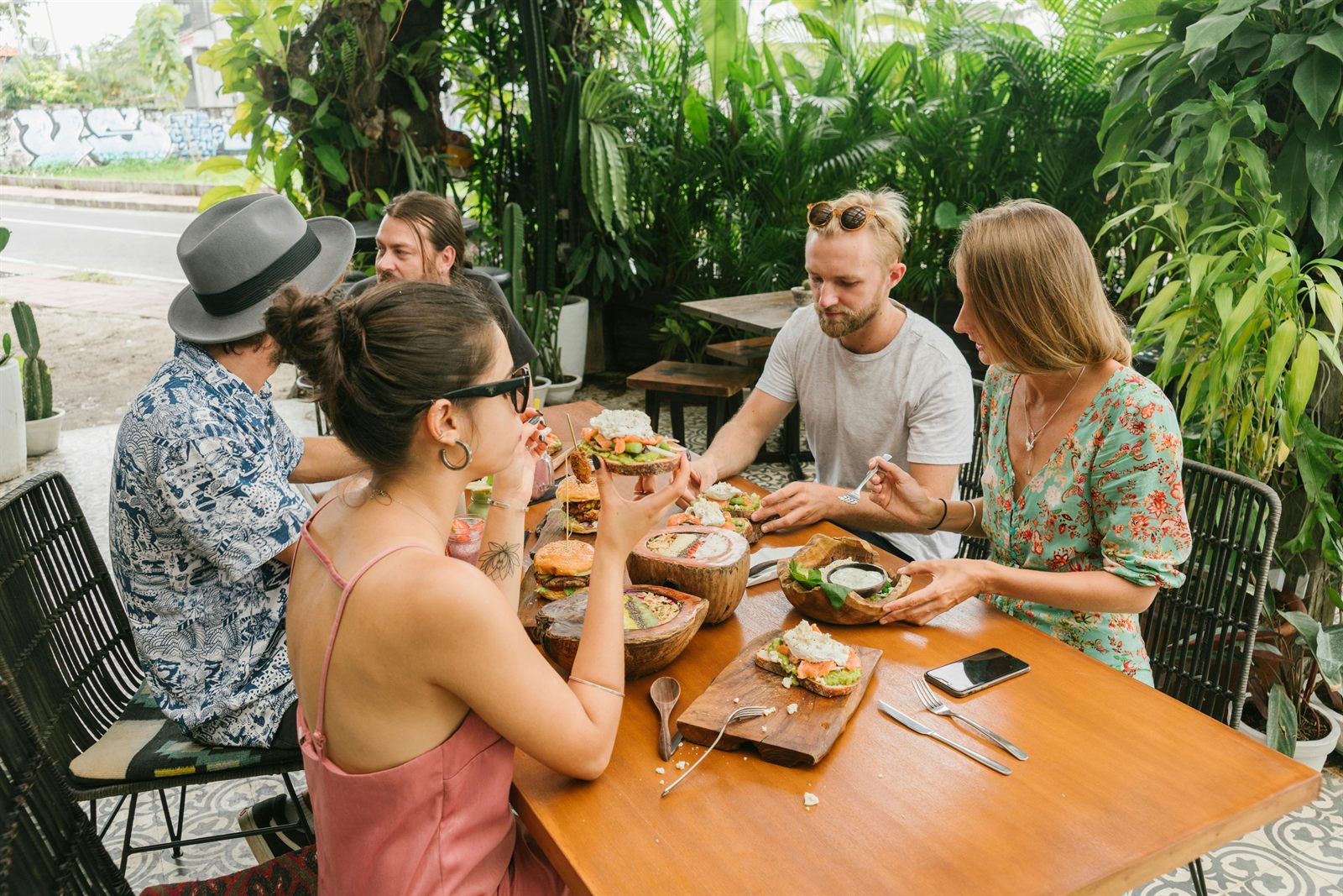Persone che condividono un momento conviviale